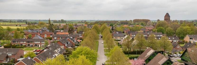 Dronefoto van een straat in een dorp